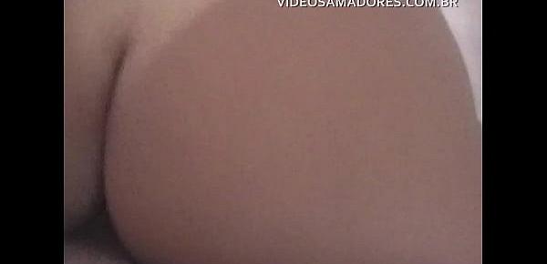  Homem fode buceta freneticamente por trás em vídeo caseiro